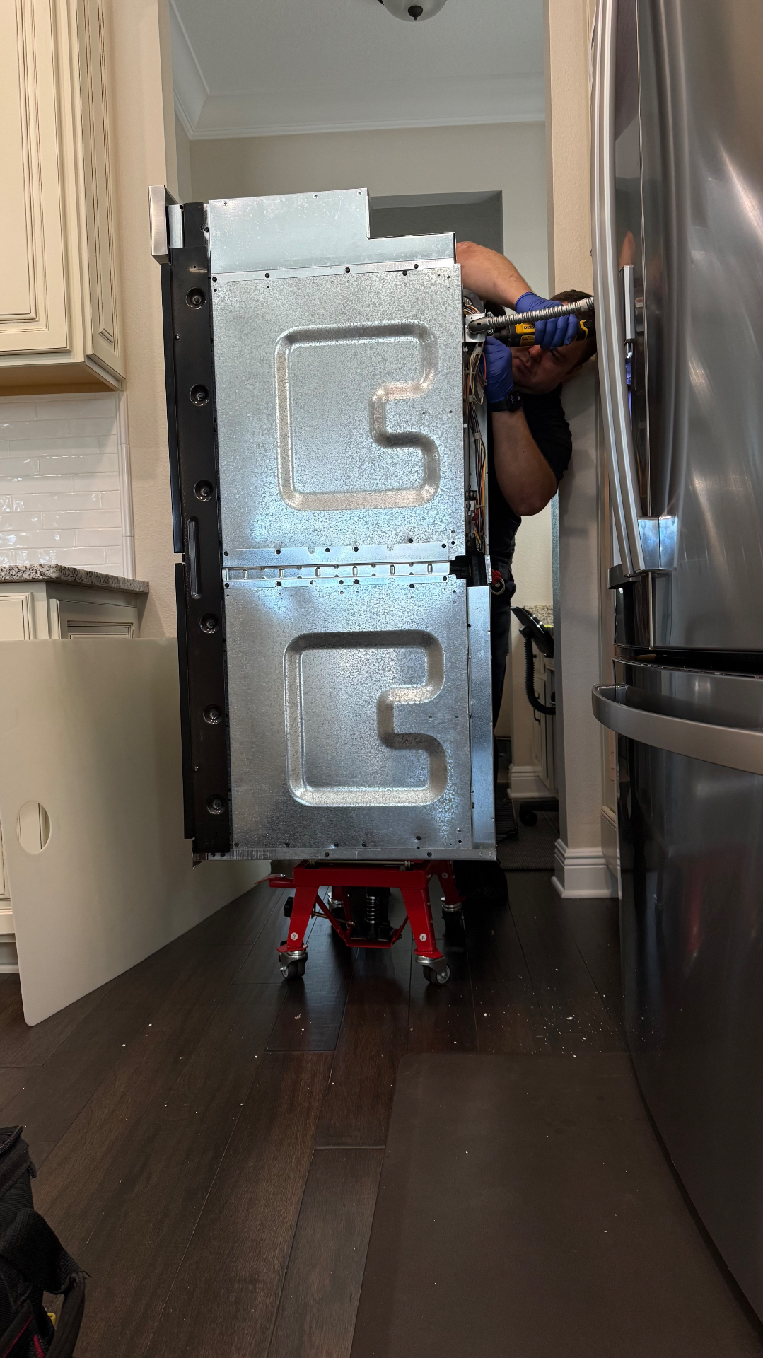 Access to wiring behind a kitchen oven